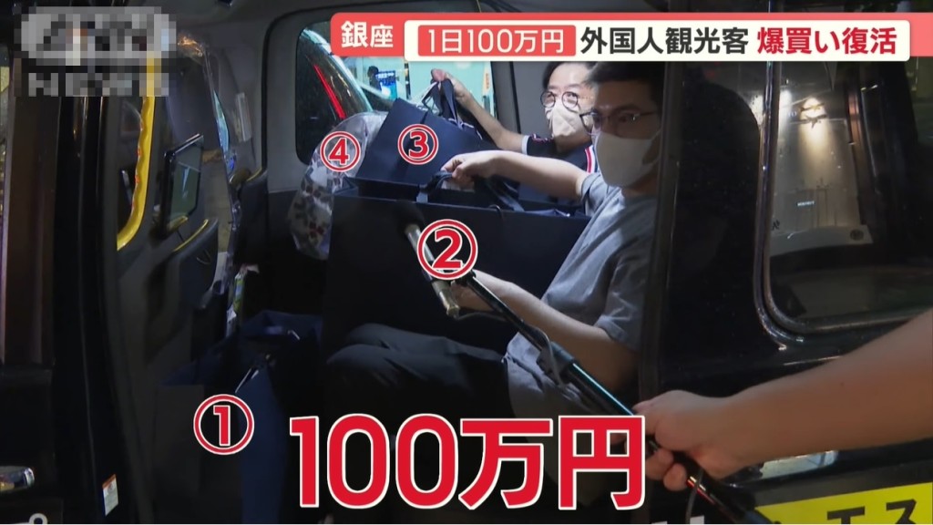 攝製隊於銀座街頭遇上兩位手持4袋戰利品的香港旅客。片段截圖