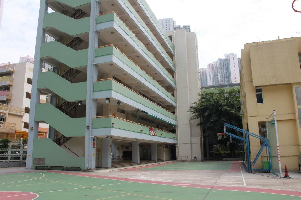 學校規定,學生進入課室前須將手機關機並放入指定儲物櫃,上課日的午膳及放學時段方可取回。 學校規定,學生進入課室前須將手機關機並放入指定儲物櫃,上課日的午膳及放學時段方可取回。