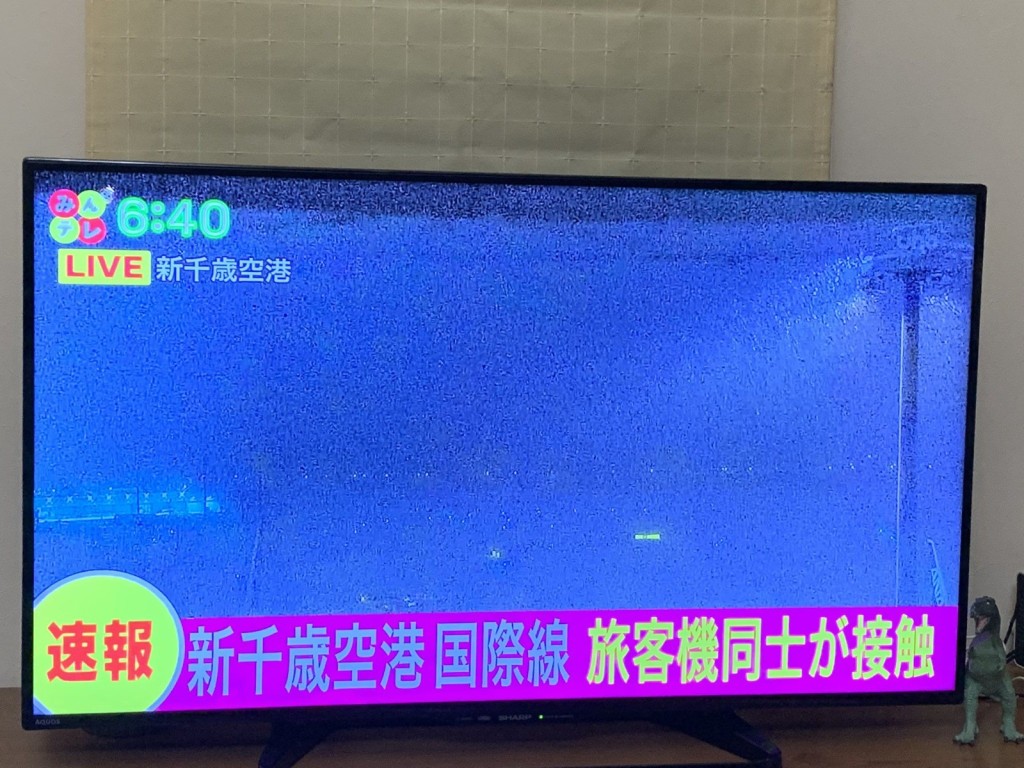 国泰与大韩航空客机于北海道新千岁机场相撞。(电视截图)