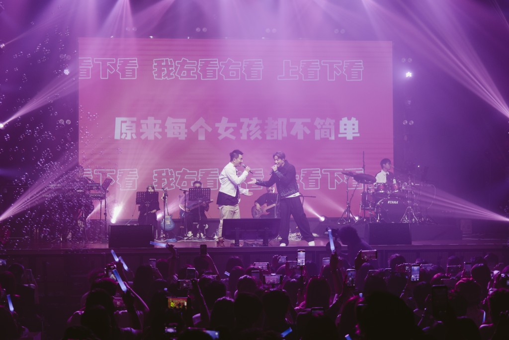 兩人兄弟情深。