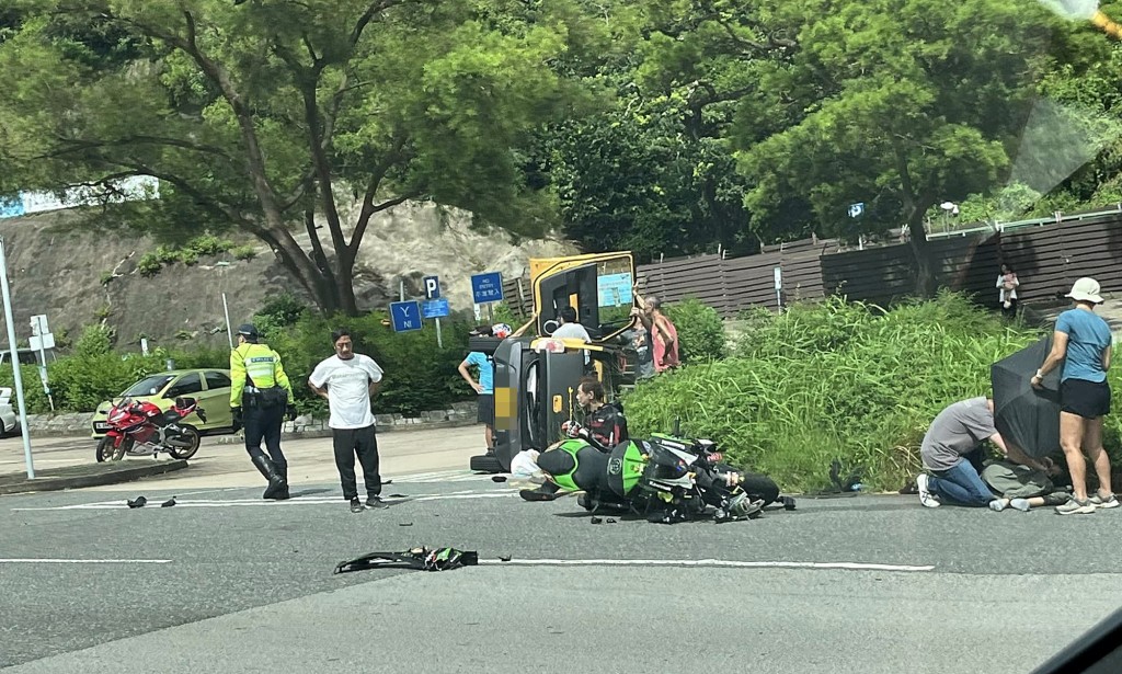 大埔道發生電單車與私家車相撞意外。fb： 車cam L（香港群組）