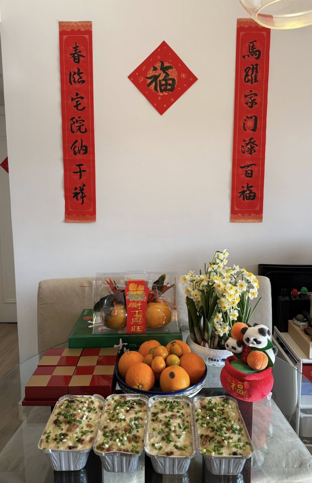 羅淑佩家中年花、全盒、利是全部齊備，準備迎馬年。羅淑佩fb