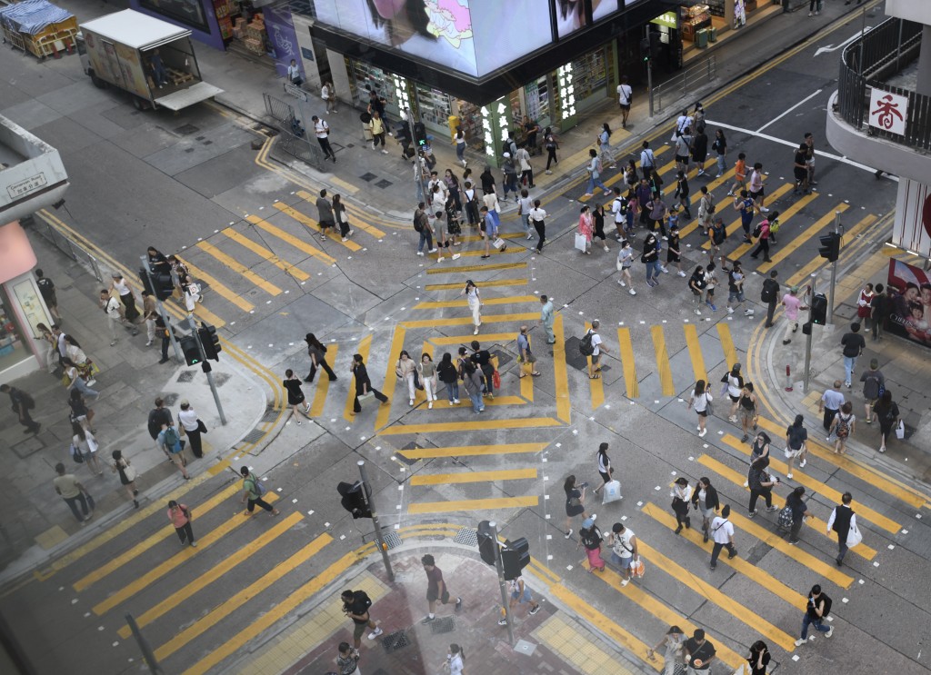 尖沙咀加拿分道與加連威老道交界路口，已完成設置對角行人過路處，今起開放使用。何君健攝