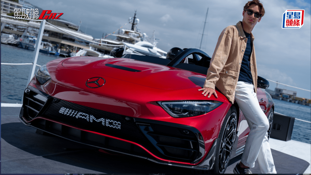 Mercedes-AMG Petronas F1車隊車手George Russell與平治最新PureSpeed概念跑車合照。