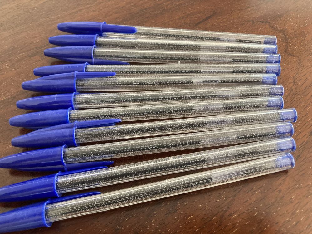 11支原子笔的笔身上都刻满刑法。网图
