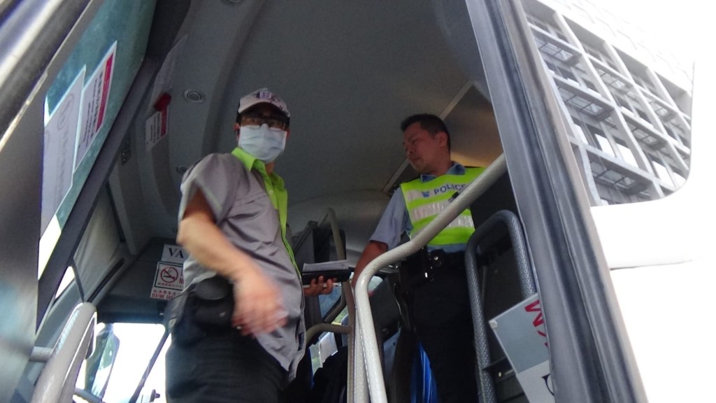 旅遊巴司機協助警方調查