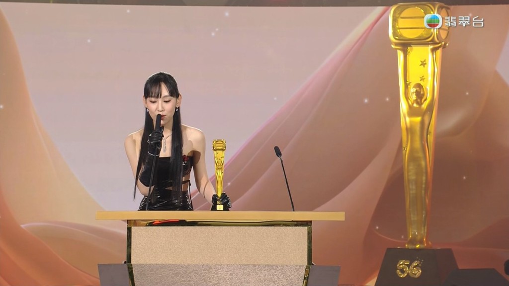炎明熹紧张的表现可爱，她在台上表示自小就爱看TVB，从未想过可以在《万千星辉颁奖典礼》得奖，看来喜出望外。