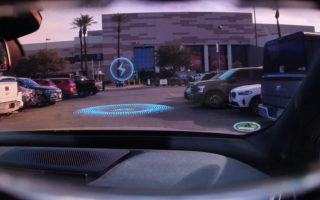 寶馬以AR眼鏡XREAL Air 2示範將導航、安全警告、充電等資訊，以擴增實境方式呈現。