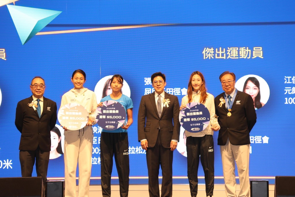 获田总「杰出运动员」的女将包括栏后吕丽瑶( 左二)、短跑江俊淇（左三）及跳高张静岚（右二）。徐嘉华摄