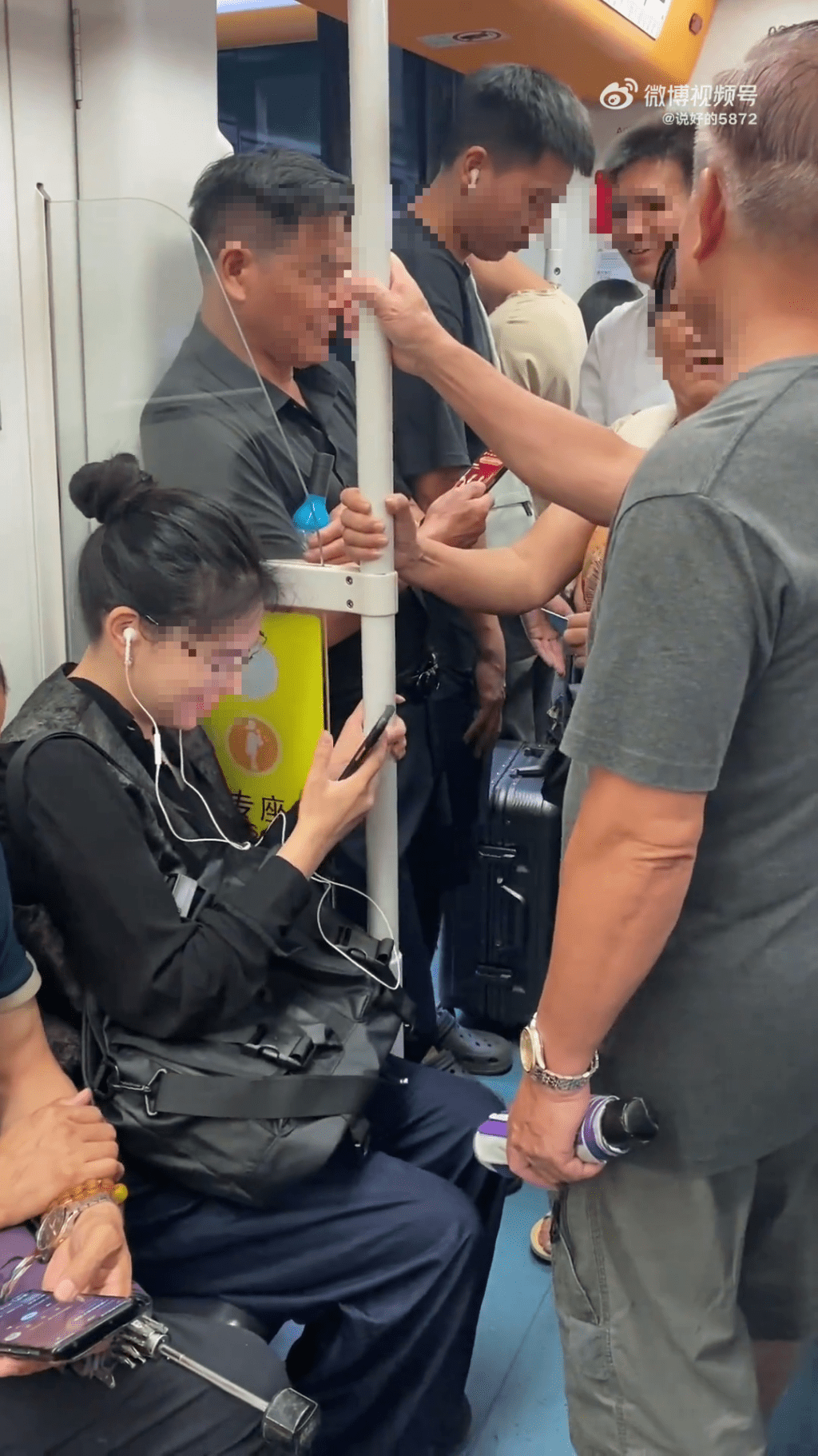 女乘客被長者要求讓座，大叔與婆婆在爭辯。