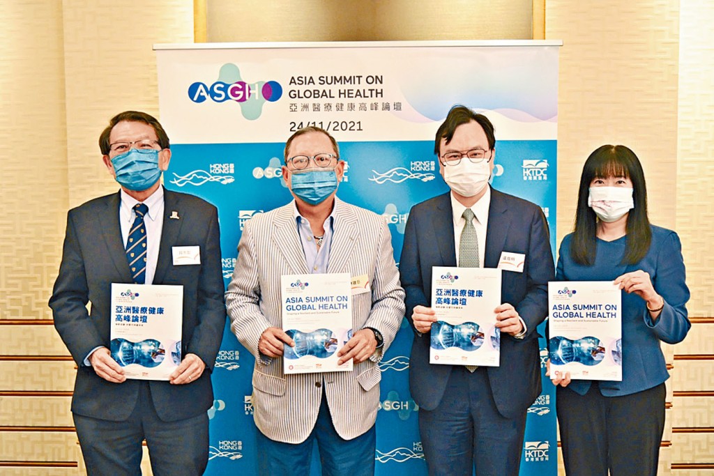 首屆亞洲醫療健康高峰論壇在港舉行。貿發局主席林建岳 (左二)、總裁方舜文 (右一)、中大校長段崇智 (左一) 及中大講座教授盧煜明 (右二) 介紹內容。