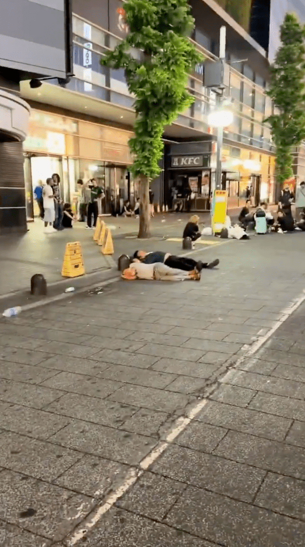 影片中除女子外,還拍到旁邊地上也有人直接躺著沉睡。X@alex001050 影片中除女子外,還拍到旁邊地上也有人直接躺著沉睡。X@alex001050