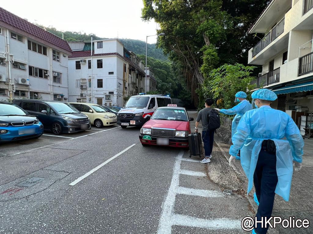 警方將9名確診人士押送到竹篙灣社區隔離設施。警方圖片