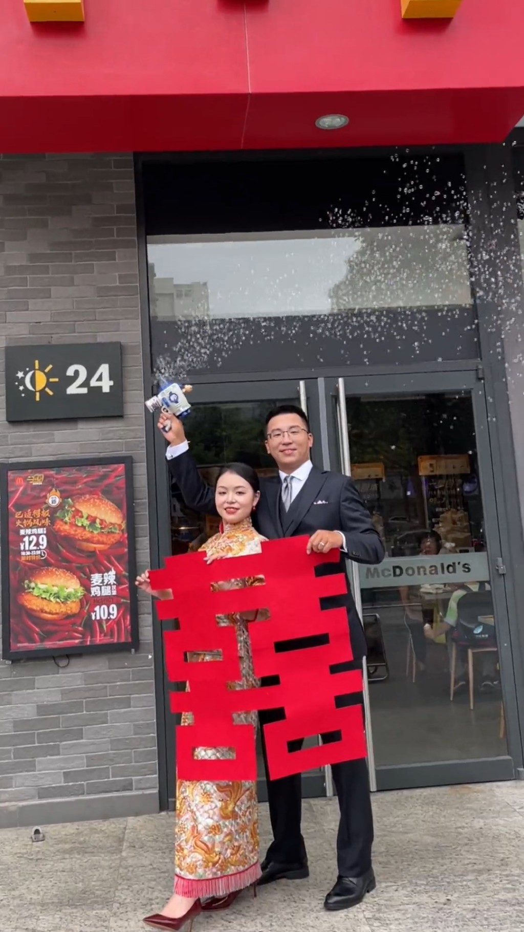 這個與別不同的婚宴引起網民熱議。（微博）
