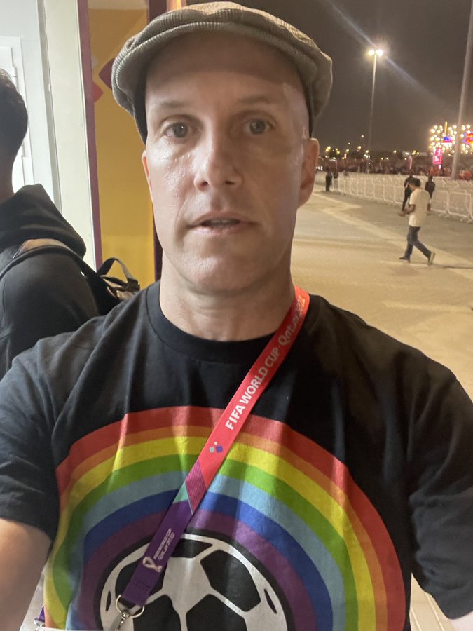 穿上彩虹上衣的記者沃爾（Grant Wahl）稱保安人員不准他進入。twitter圖