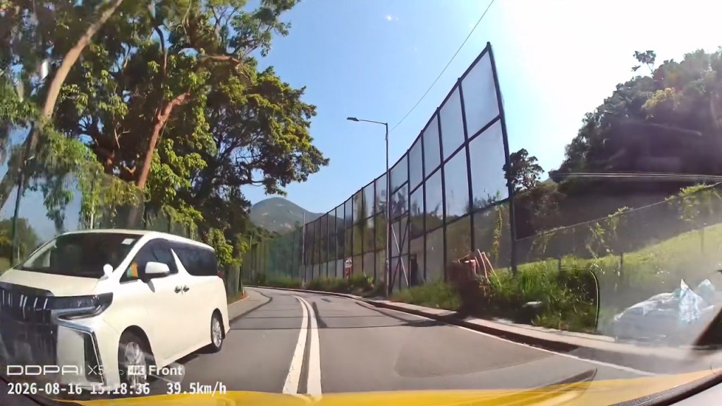 一輛掛有中港車牌的七人車於石澳道逆線行駛,幾乎與駛至的車輛迎頭相撞。fb「車camL」群組片段截圖 一輛掛有中港車牌的七人車於石澳道逆線行駛,幾乎與駛至的車輛迎頭相撞。fb「車camL」群組片段截圖
