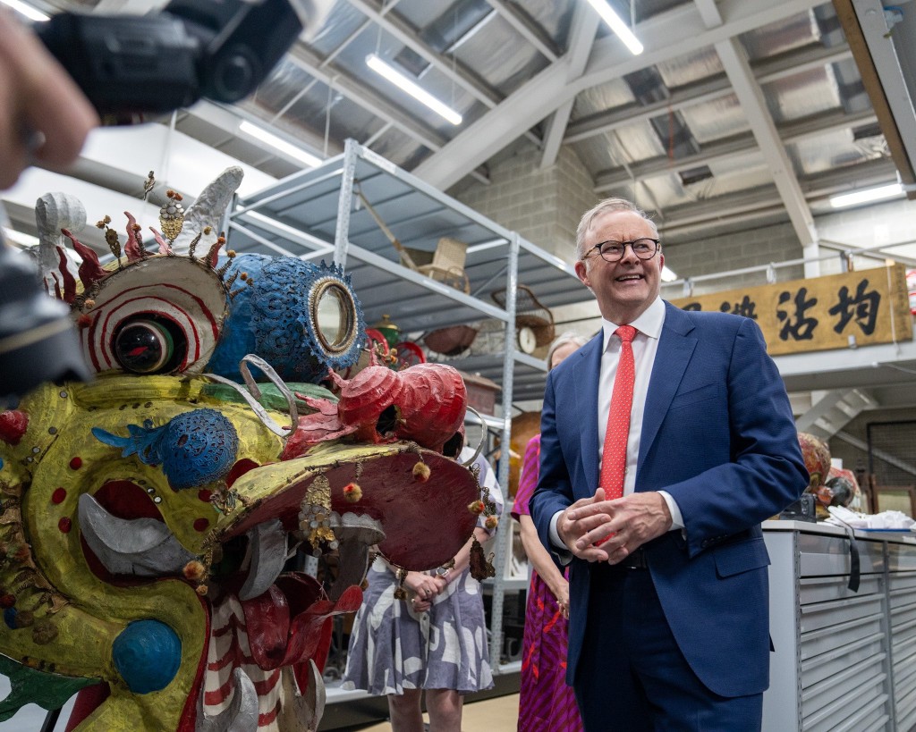 澳洲总理阿尔巴内塞今年2月在中国农历新年时，特别与金龙博物馆的舞龙合照。 X