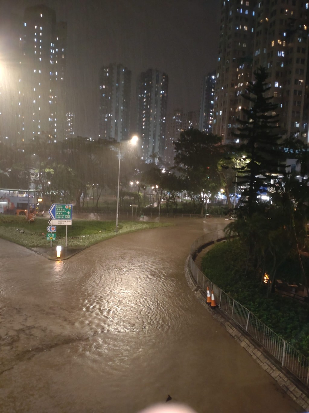 本港多處受暴雨影響出現水浸。網上圖片