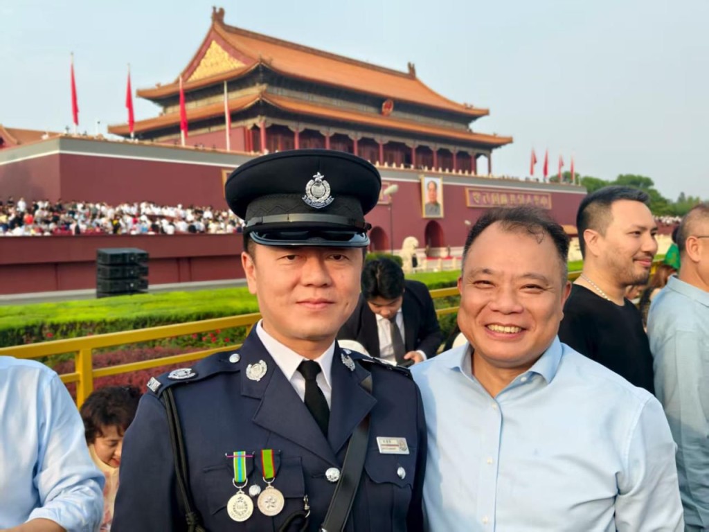 梁俊傑（左）與前員佐級協會主席林志偉於天安門廣場親身見證國家強盛。