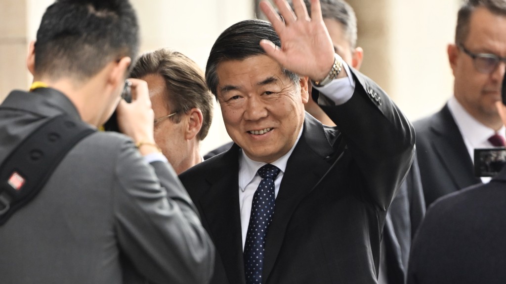 中國國務院副總理何立峰抵達中美經貿會談會場。 美聯社