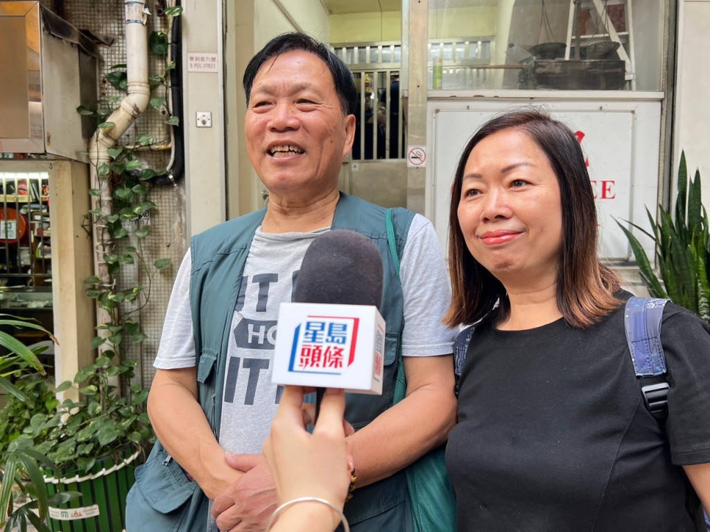 李生李太早年以约9,000元一两价格购金，今日以3,0400元一两放售，笑言「每两赚咗2万蚊」。曹露尹摄