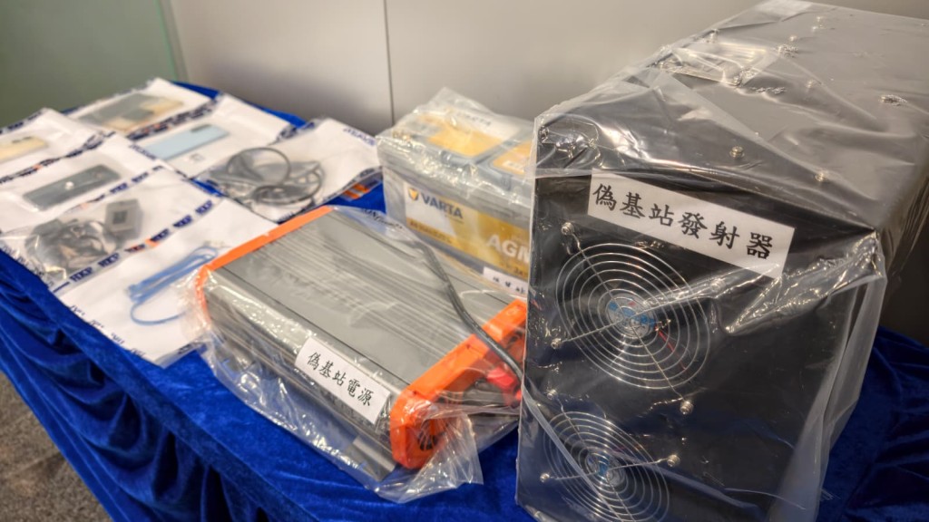 警方在私家車內檢獲一套正在運作中的「偽基站」設備及一部操作手機。 警方在私家車內檢獲一套正在運作中的「偽基站」設備及一部操作手機。