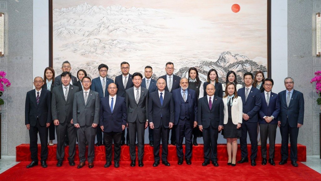 中央港澳辦、國務院港澳辦副主任農融在北京會見香港律師會會長湯文龍一行。港澳辦網站圖片