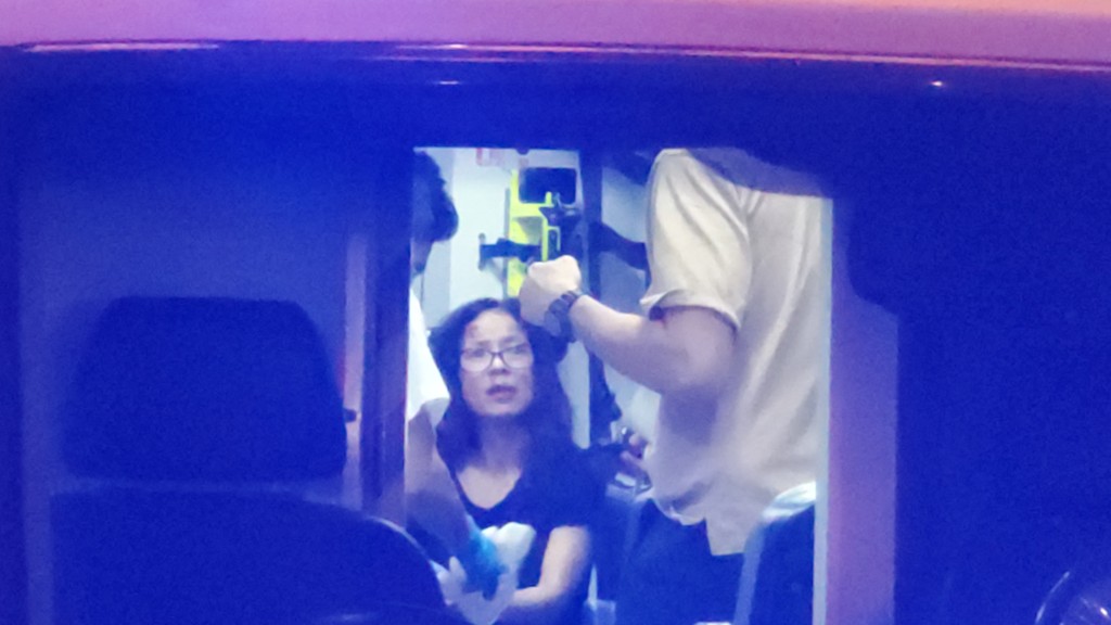 女途人頭部和手部輕傷，由救護車包紮後送院治理。
