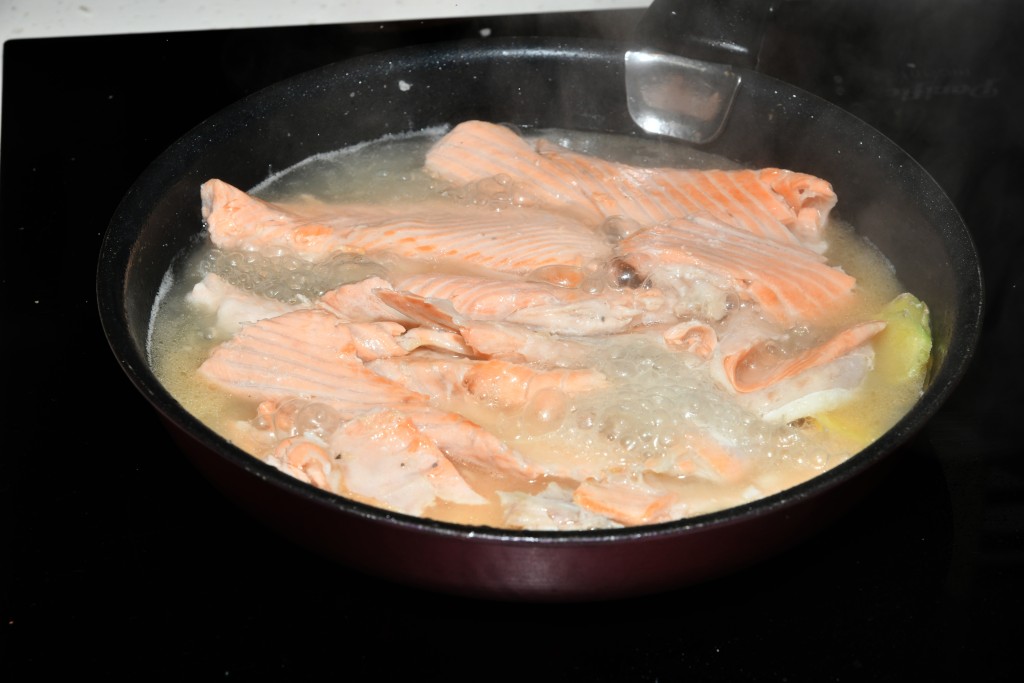 小貼士：用滾水撞入已煎好魚骨，可煮成奶白色的魚湯。 Add in boiling water to the pan-fried bones to make milky fish soup base.