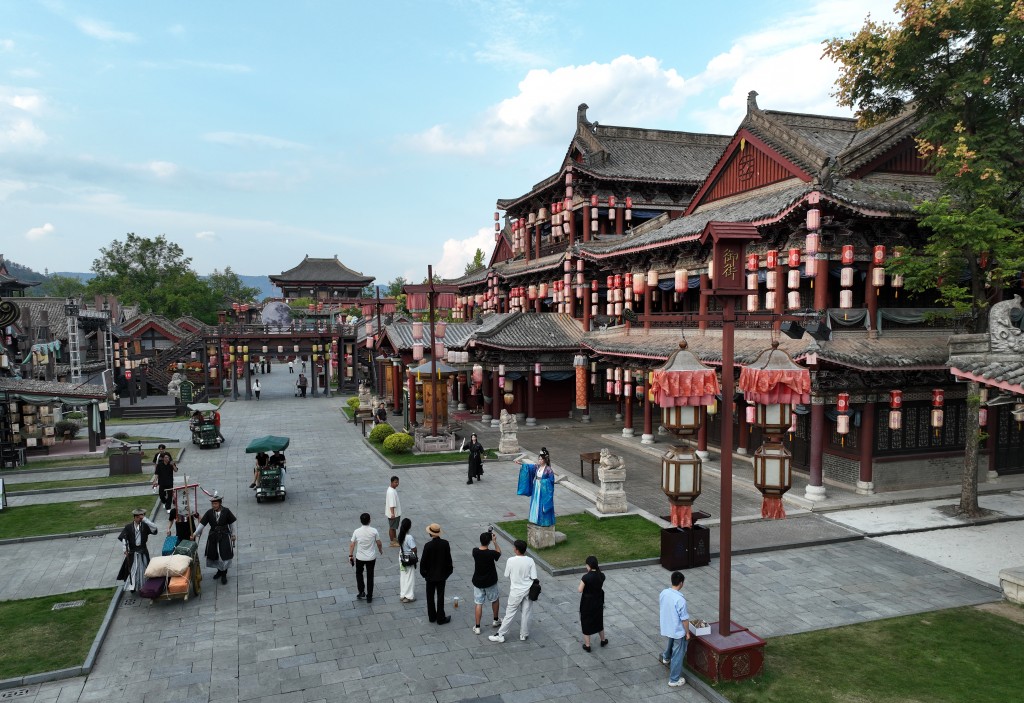 浙江横店影视城是许多微短剧拍摄地。中新社