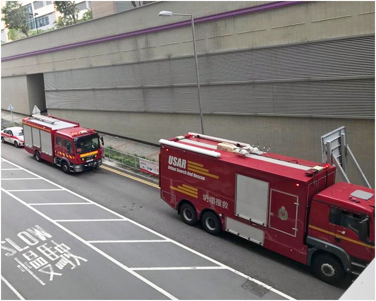 消防派出的坍塌搜救車(右)。