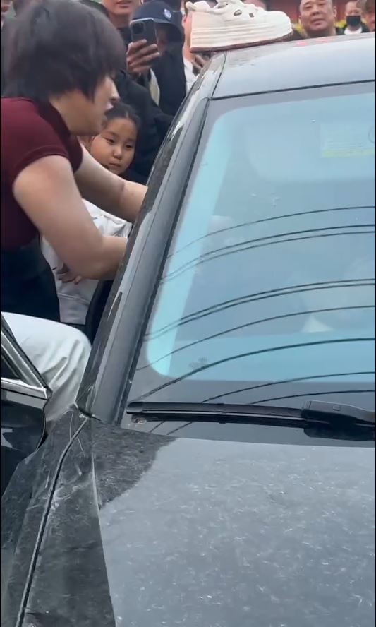 疑是大婆女子在車外扯走小三衣服。影片截圖