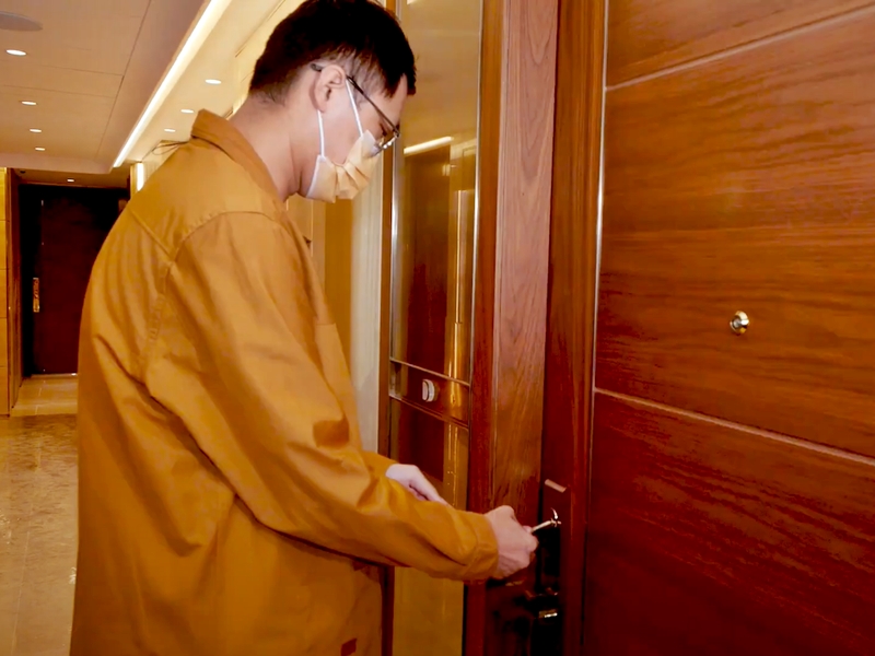 李先生有幸獲得人生首個物業,將會選擇自住。影片截圖