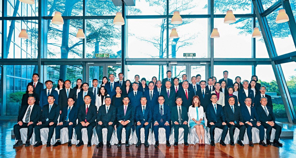 孫東（前排右七）、蔡傑銘（前排右六）及張曼莉（前排右五）與出席會議的代表合照。