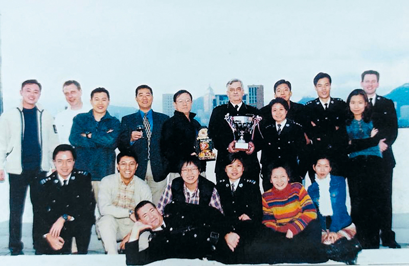 刘赐蕙（后排左七）与同袍完成除夕的通宵工作后，齐于2000年元旦日迎接千禧年第一道晨光。
