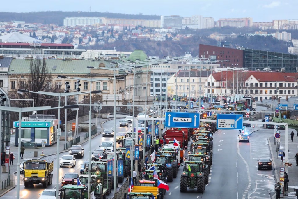 捷克农民驾拖拉机驶入布拉格市中心。路透社