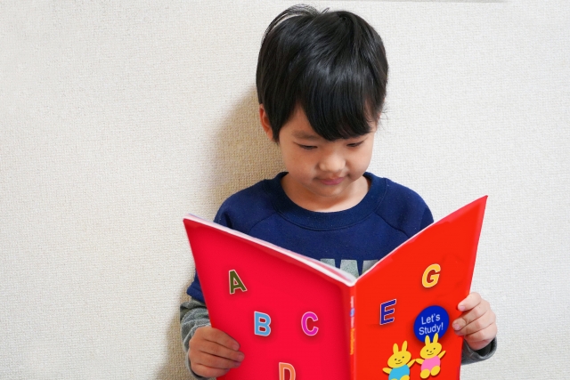 促進SEN孩言語發展方法一：閱讀故事書（圖片來源：PhotoAC）