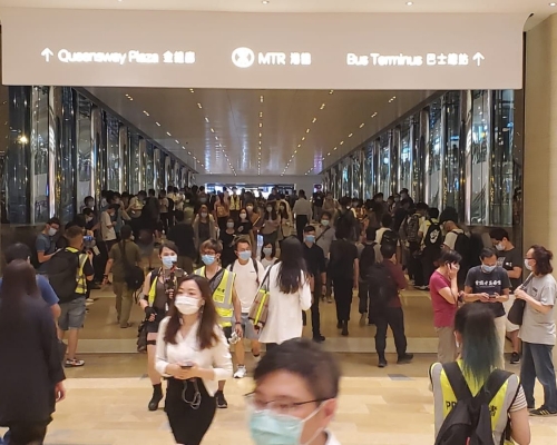 一批人在太古廣場聚集。