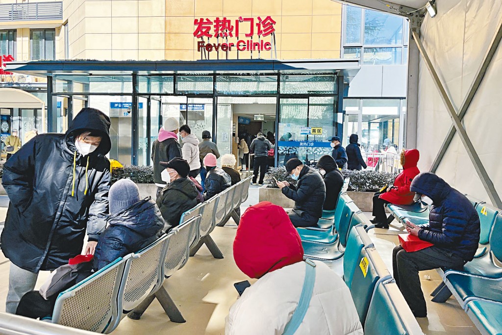上海疫情升溫,民眾在醫院發燒門診等候。
