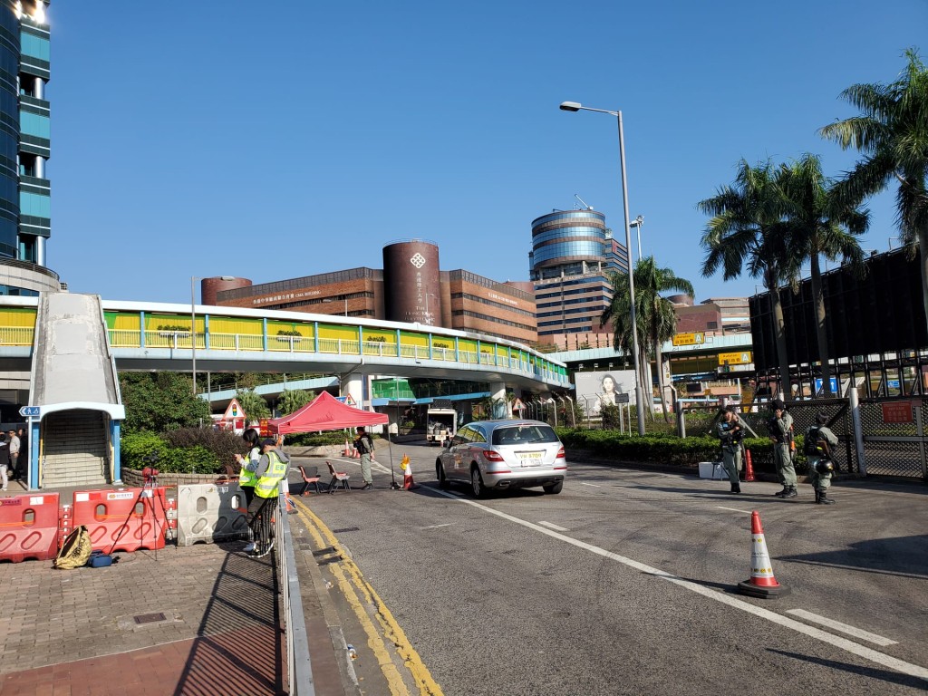 警方今晨派遣爆炸品处理课和刑事侦缉等部门警员，以及消防人员入校。