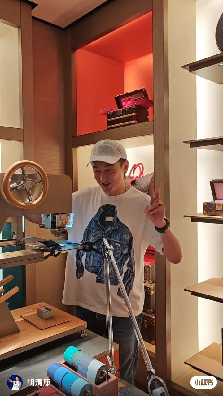 胡渭康昨日上载影片，见到他在名店内进行体验。