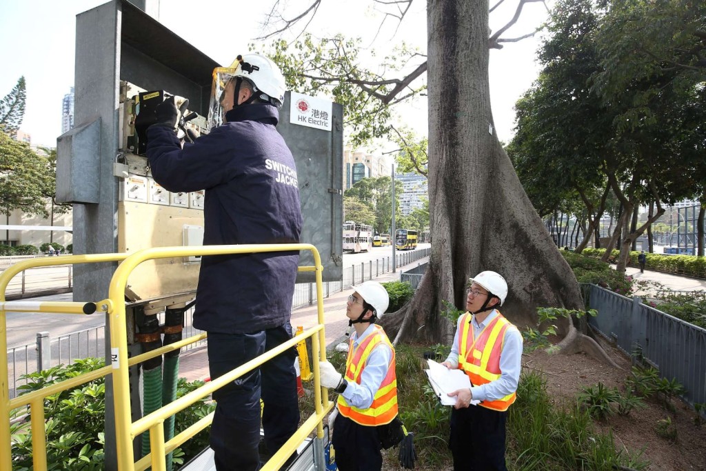 港燈工程團隊自年初起，進行多次比賽場地實地緊急復電和模擬電壓驟降測 試，提升應對突發電力事故的能力。