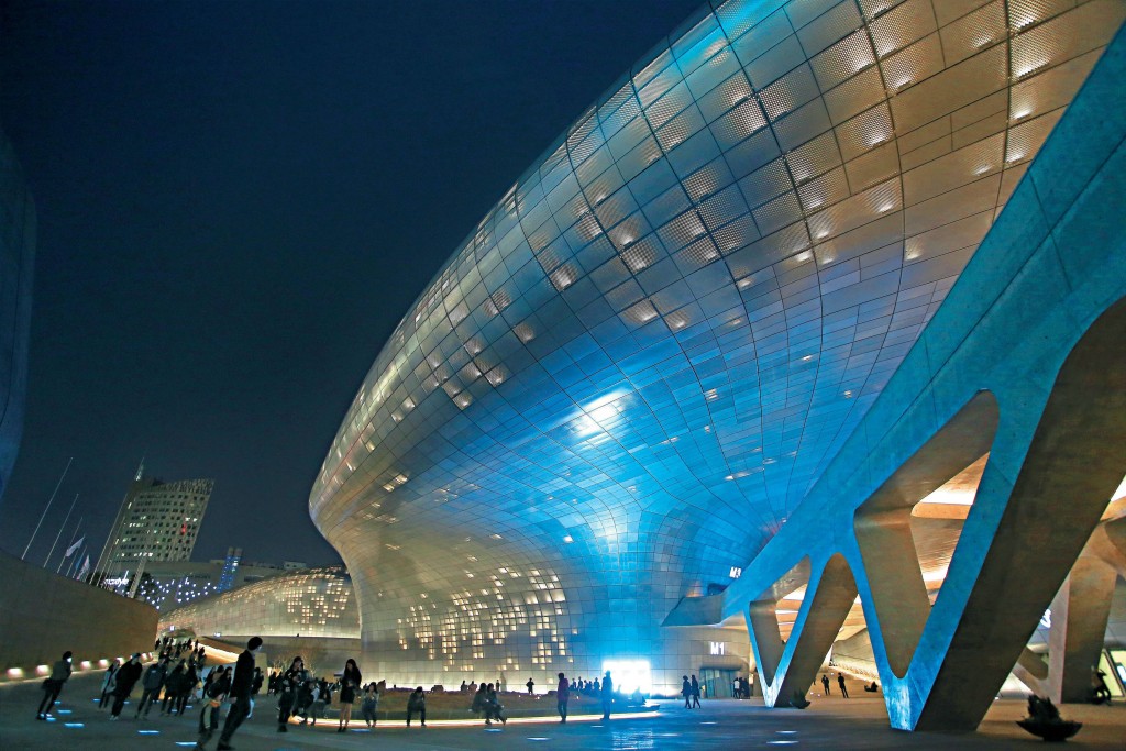 首爾的東大門設計廣場充分表現Zaha Hadid的模糊界綫設計特色。