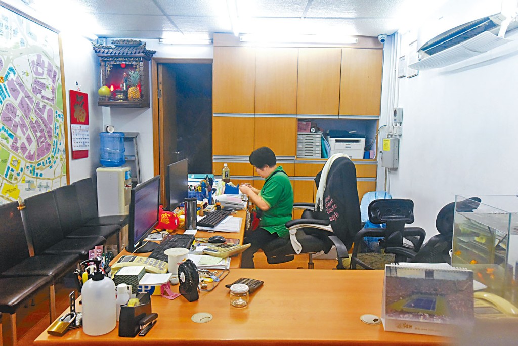 遇竊地產公司職員核對受影響客戶資料及鎖匙。　