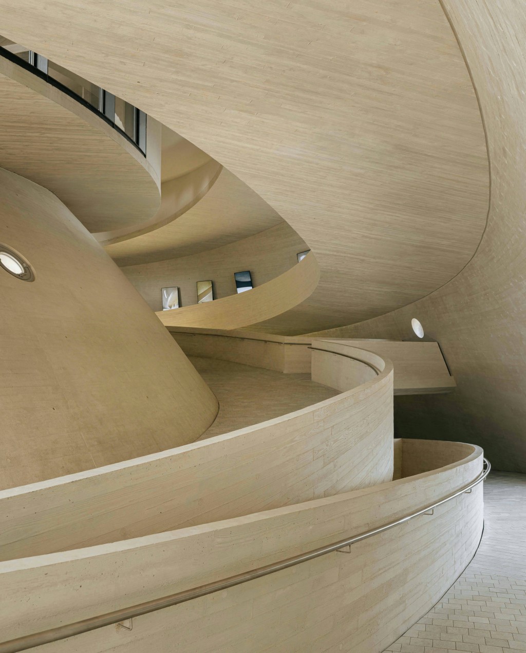 奧雅納團隊刻意在坡道等複雜受力的結構位置增設加強鋼構件並隱藏於混凝土中，形成賞心悅目的空間體驗。