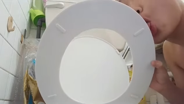 「光頭Bob」曾上載拍攝飲廁所水、舔廁板的影片。