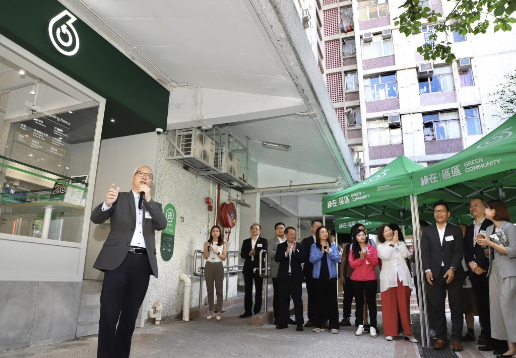 「公共屋邨社区回收网络」首个公共屋邨回收网络在葵青区投入服务。而首两间分别位于葵芳邨的绿在葵芳和大窝口邨的绿在大窝口。