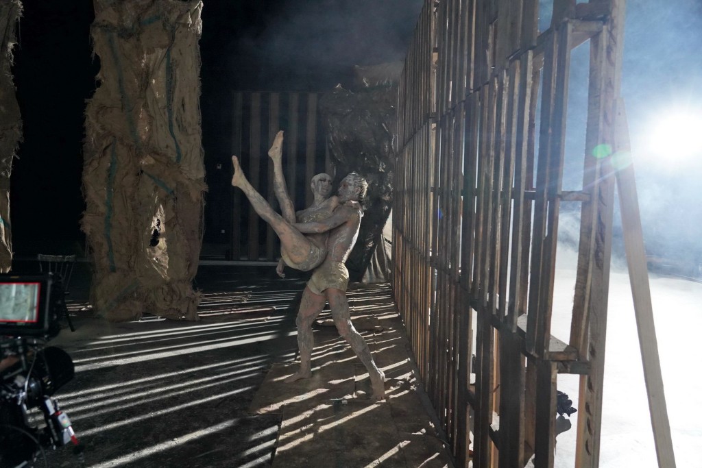 Sammi与香港舞蹈团首席舞蹈员黄磊演绎二人关系中的矛盾和张力。