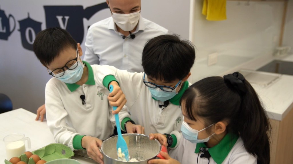 學生在廚藝中心學習製作蛋糕。