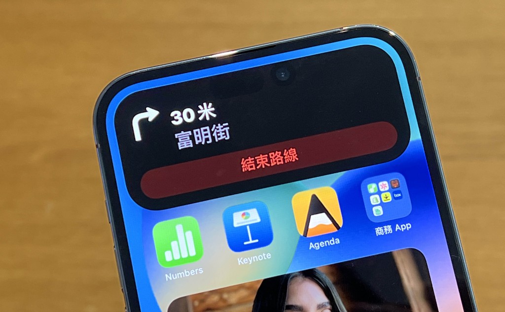 動態島可配合App顯示不同資訊,以及融合成不同造型的UI圖示。